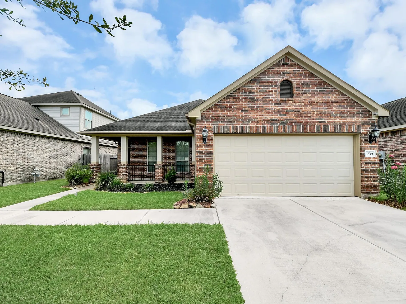 4 bed, 2.0 bath, 1813 sqft, $2,300 — Photo 2