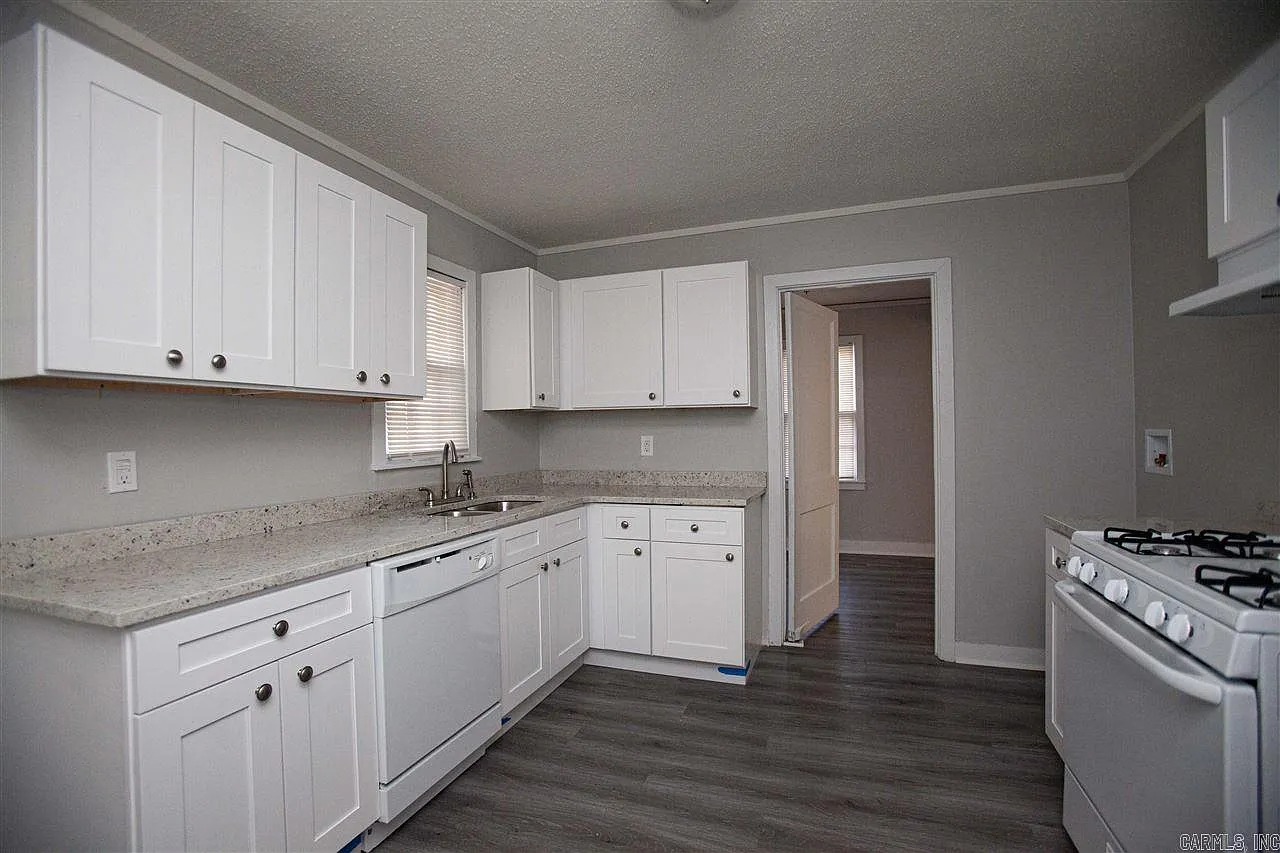 3 bed, 1.0 bath, 1229 sqft, $1,050 — Photo 4