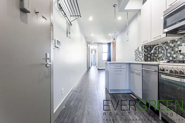 Rented by Evergreen Apartments BK | media 4