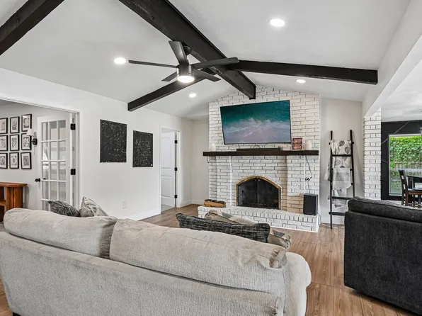 813 Oakbluff Dr, Lancaster, TX 75146