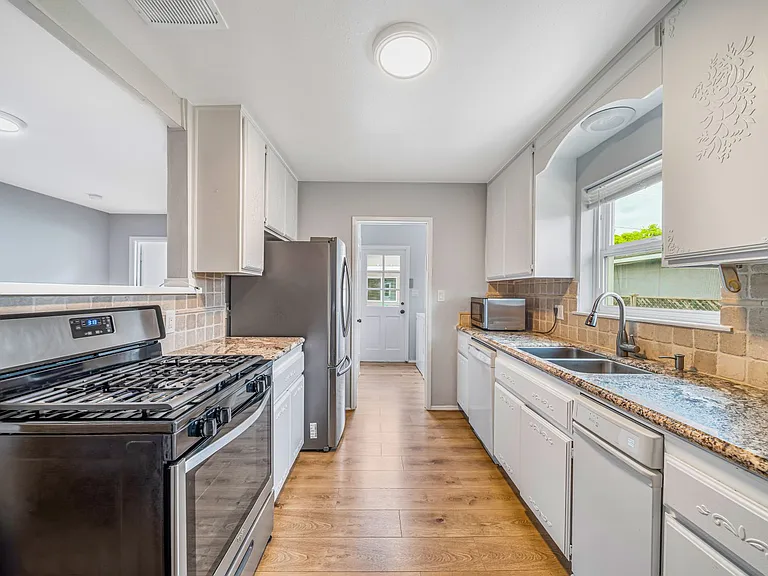 367 N Waverly St — Photo 11