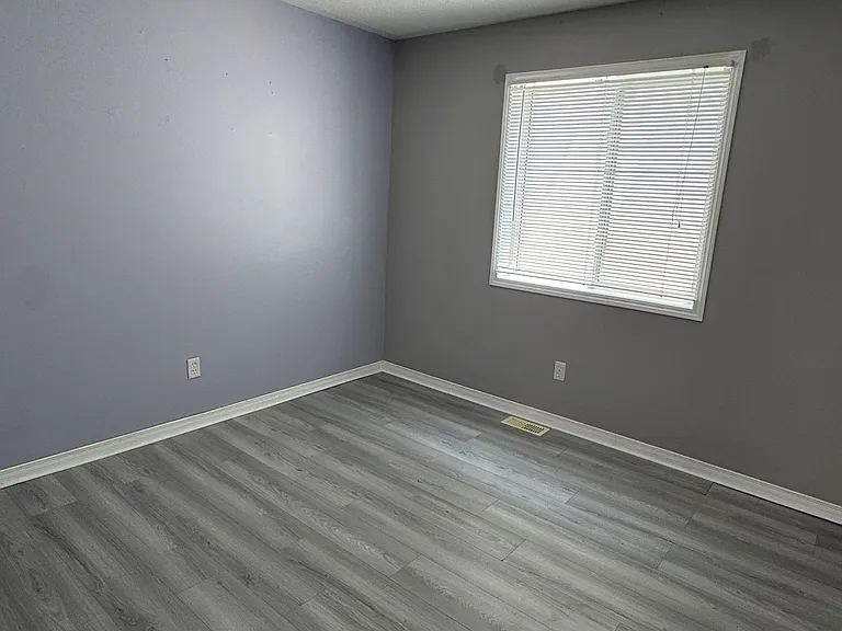 1284 Gyatt Cres — Photo 13