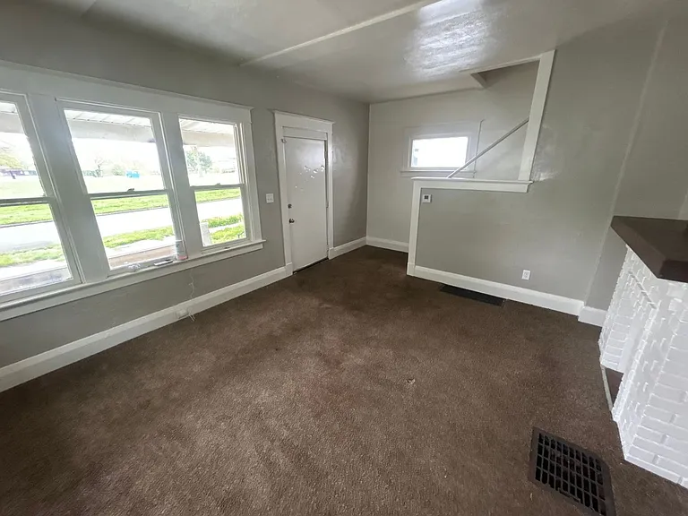 948 White St — Photo 3