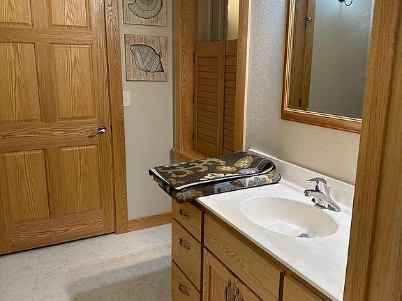 Bathroom vanity