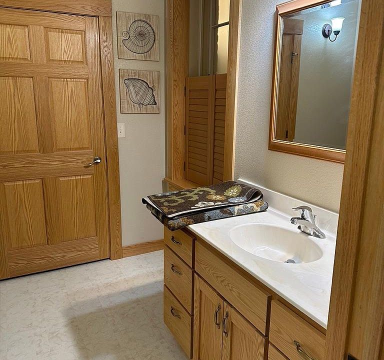 Bathroom vanity