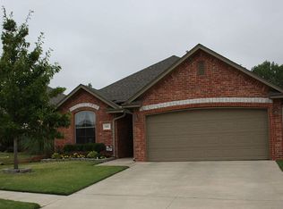805 SW 38th St, Moore, OK 73160