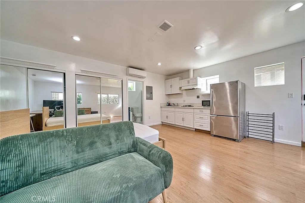 Studio, 420 sqft, $1,900 — Photo 4