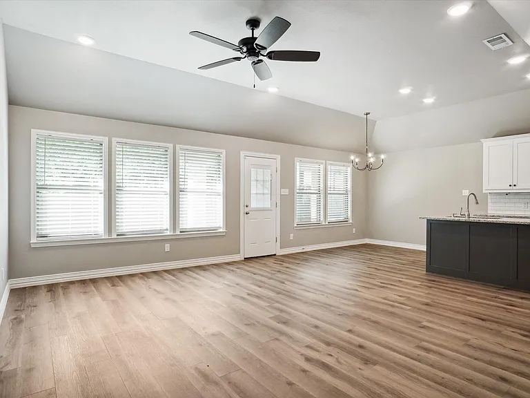 122 Elm Ln — Photo 3