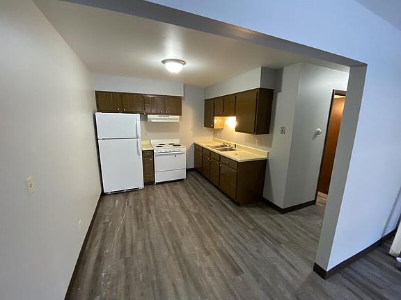3rd image of 334 Center St APT 4