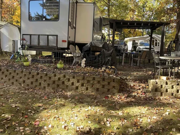 2757 Owens Dr #198, Houghton Lake, MI 48629