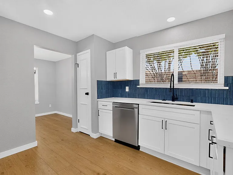 215 Aspenway Dr — Photo 16