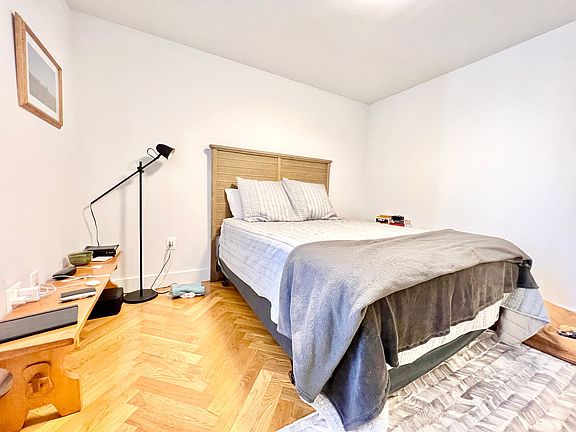 4th image of 11 Crooke Ave #4