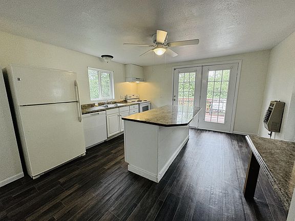 3rd image of 203 Esther St