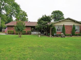 1005 S 19th St, Rogers, AR 72758