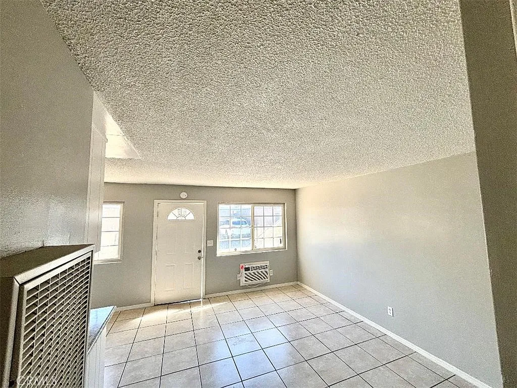 1 bed, 933 sqft, $2,385 — Photo 3