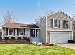 10 Bedford Dr, Vernon Hills, IL 60061