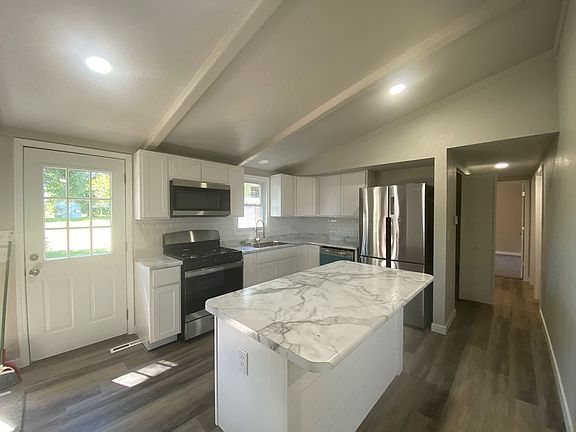 3rd image of 805 W Shepherd Ave