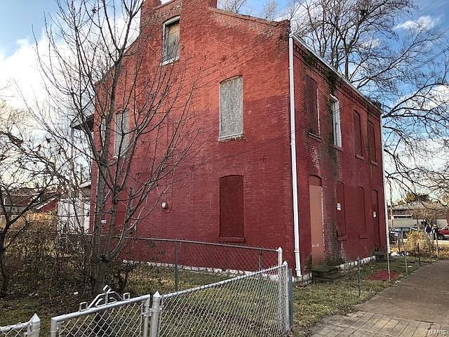 1st image of 220 W Courtois St