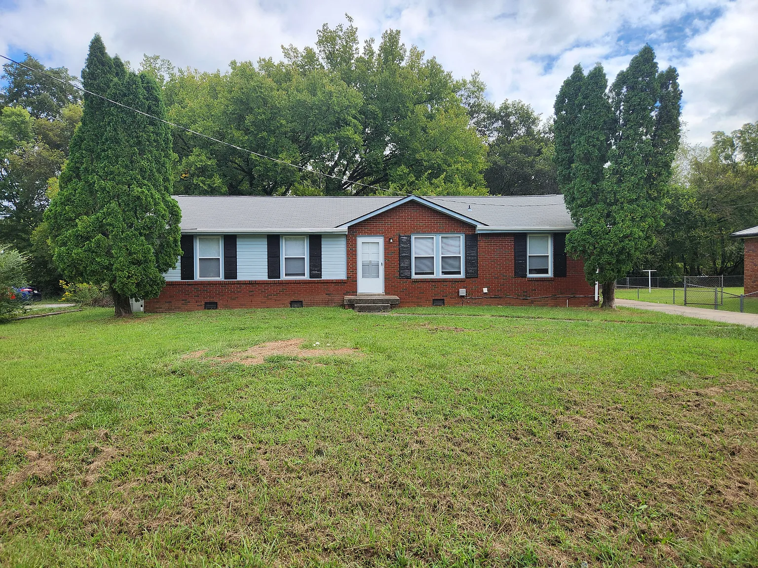3 bed, 1.5 bath, 1092 sqft, $1,200 — Photo 2