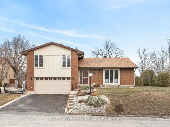 83 Nanook Cres, Ottawa, ON K2L 2B2