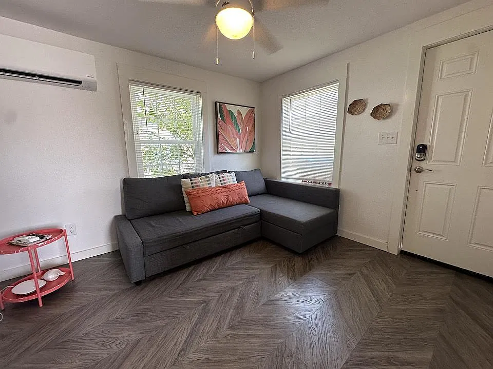1 bed, 1.0 bath, 400 sqft, $1,050 — Photo 2