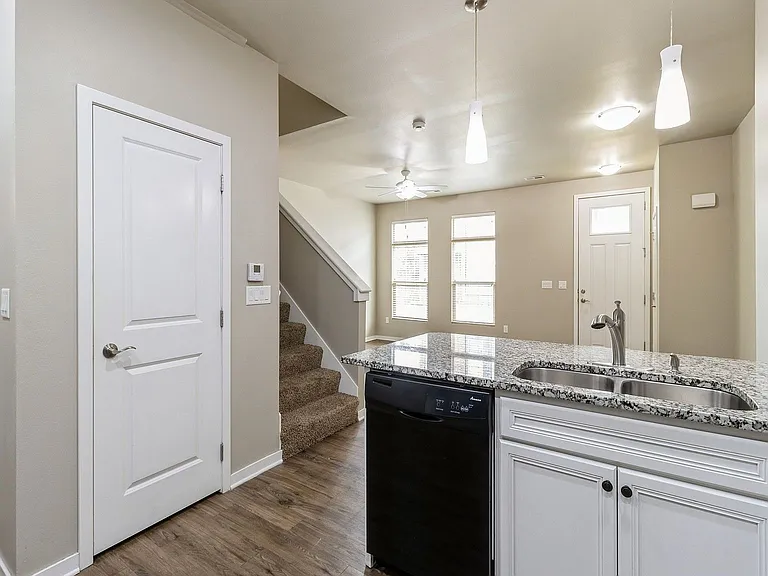 320 SW 6th St #106 — Photo 1
