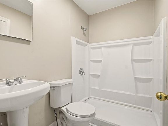 5th image of 843 Ferndale Ave