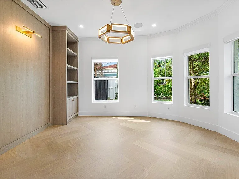 1366 SW 4th Ct — Photo 7
