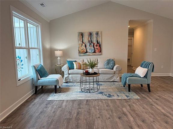 4th image of 186 Holland Ln
