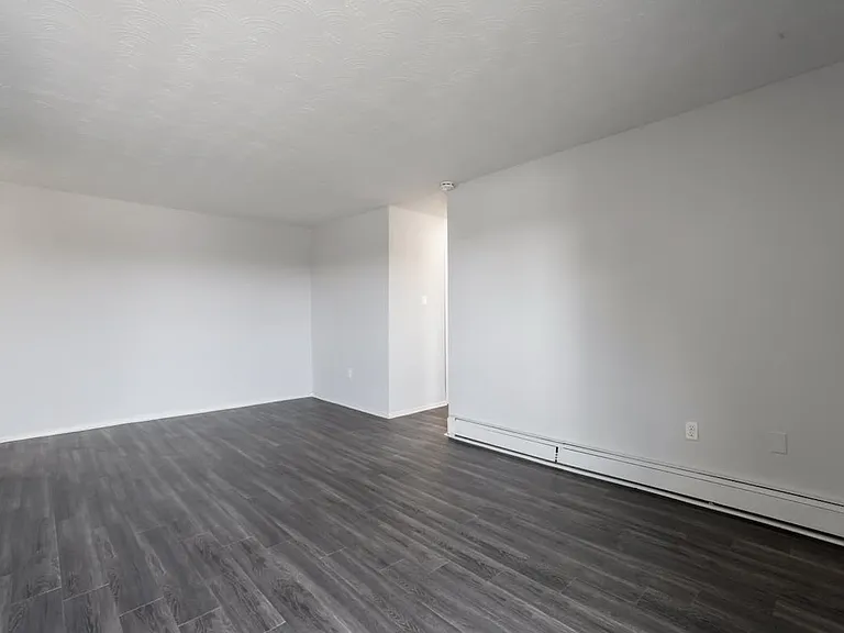 492 Springbank Dr — Photo 8