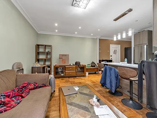 Sold by Thomas Lipovetsky, LREB | media 4