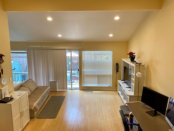 3rd image of 1409 Pinehurst Sq
