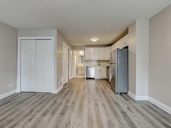 3rd image of 2815 N Hamlin Ave #1F