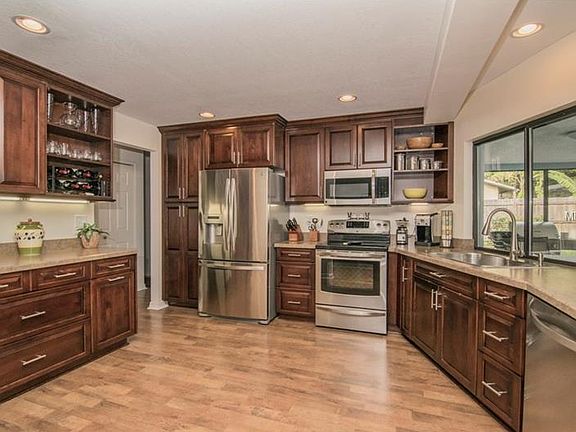 5th image of 1702 Avoca Dr