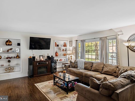 3rd image of 70 Hazelwood Cir