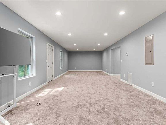 4th image of 439 Scotland Dr