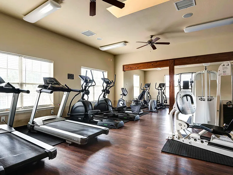 Coryell Courts Apartments — Photo 10