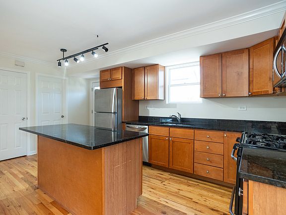 4th image of 3015 N Leavitt St Unit 3E