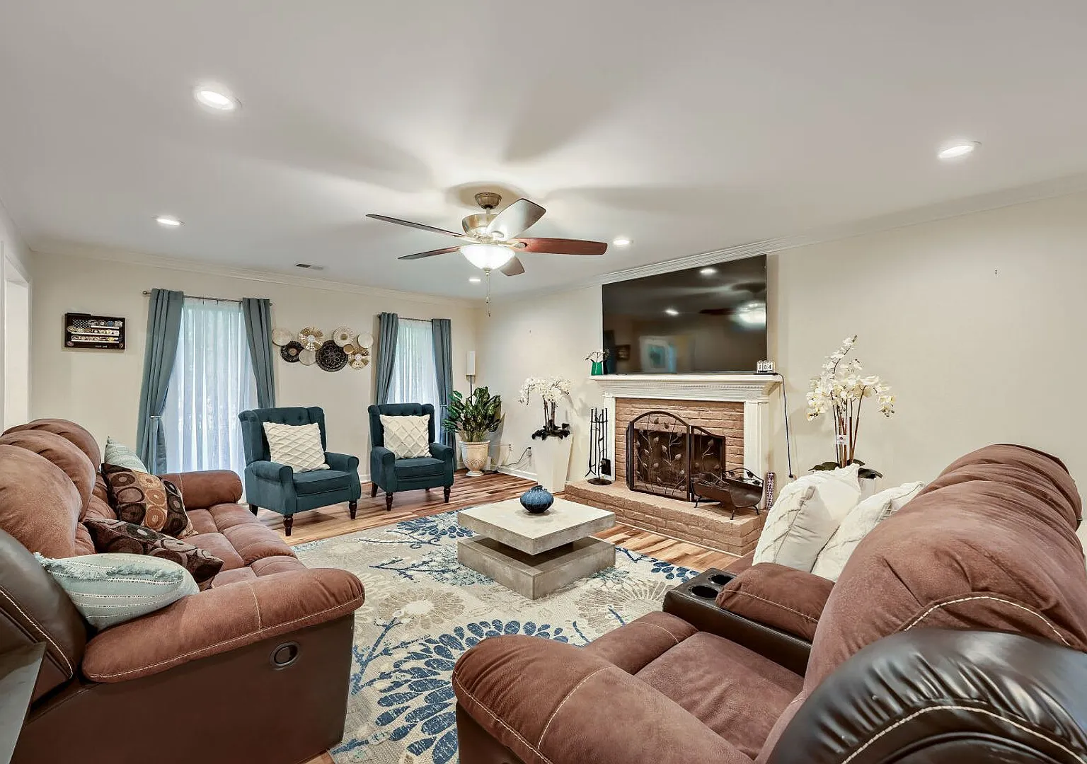 1186 Crestbrook Dr — Photo 2