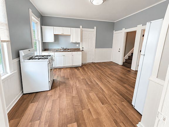 2nd image of 3156 Elm St