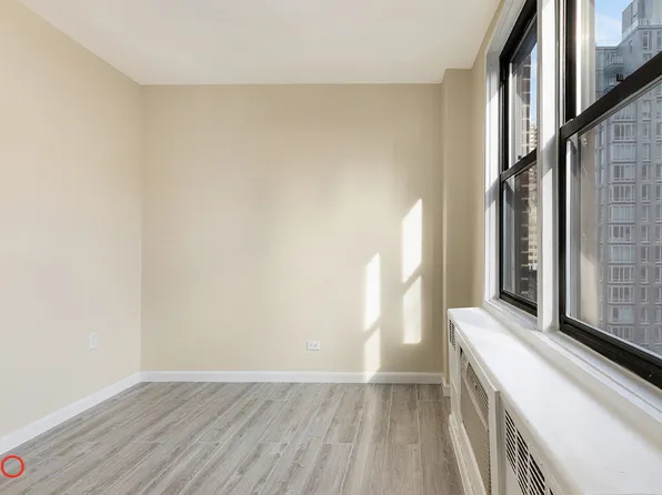 241 East 76th Street image 2 of 6