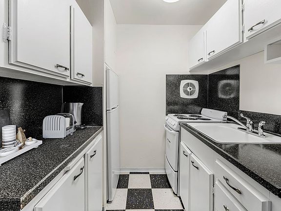 5th image of 1415 NE 52nd St #18