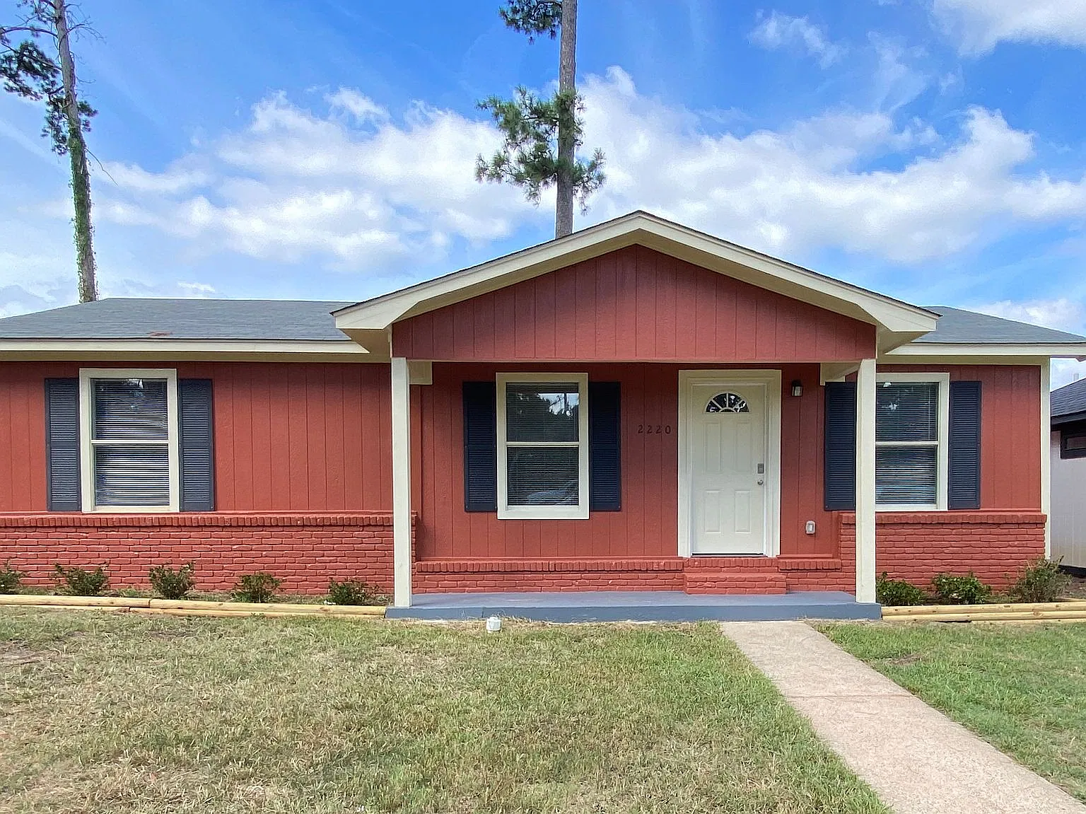 2220 Loop Acres Dr — Photo 1