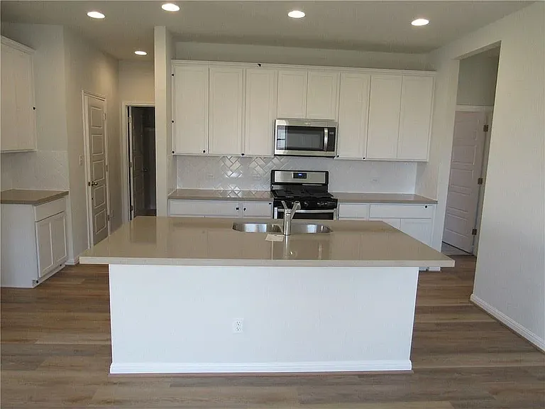 302 Cold Spring Loop — Photo 3