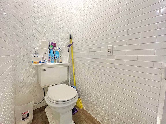 4th image of 232 Tompkins Ave #2B