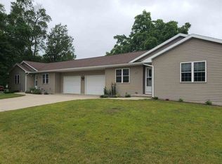 102 7th St NE, Independence, IA 50644