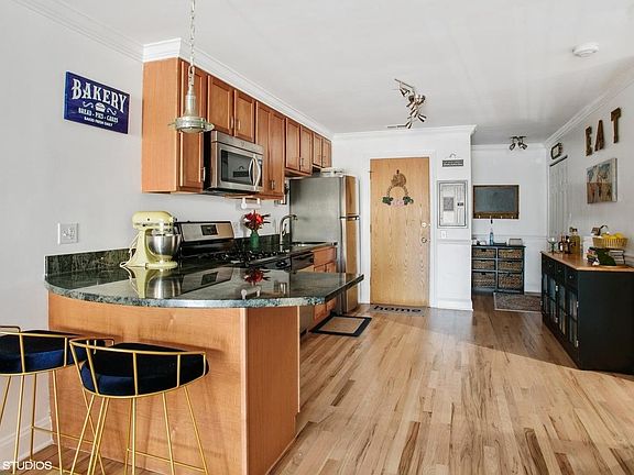 5th image of 1514 W Pratt Blvd
