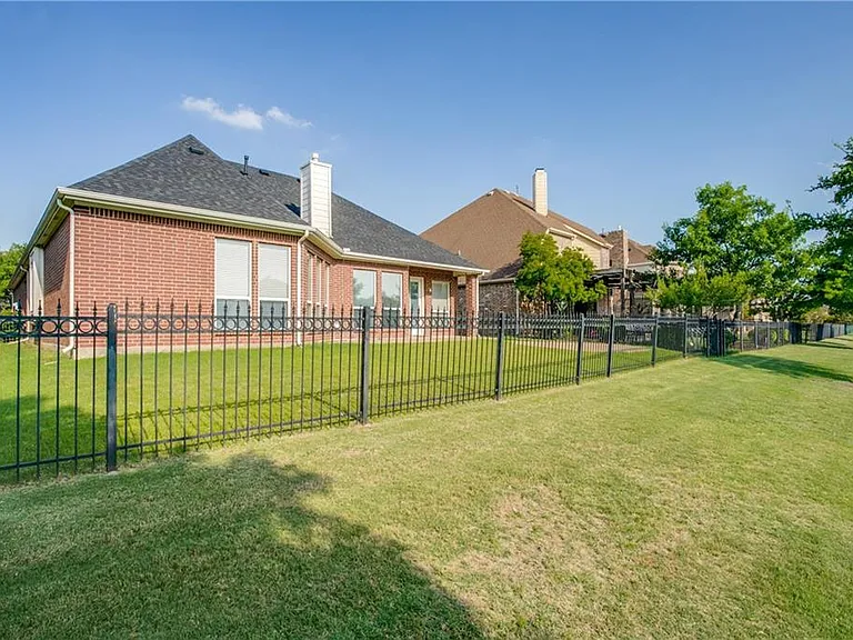 4193 Victory Dr — Photo 15