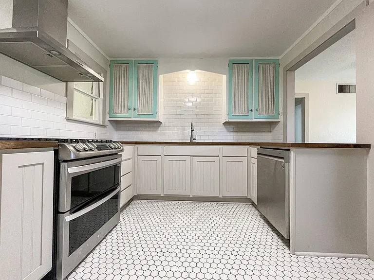 244 Ridgewood Ave — Photo 4