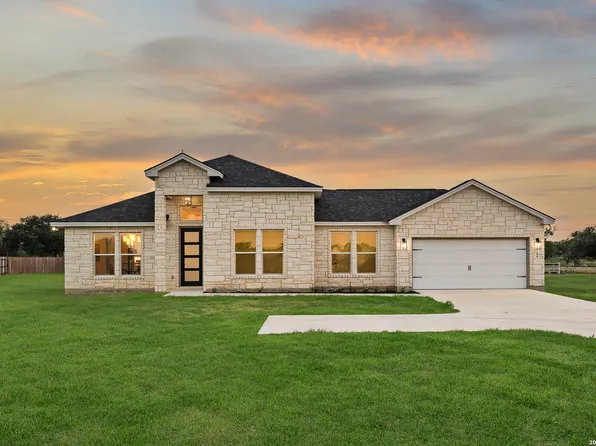 100 W MEDIUM MEADOW DR, Lytle, TX 78052